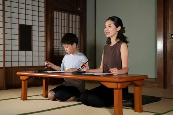 Élèves japonais dans une pièce traditionnelle