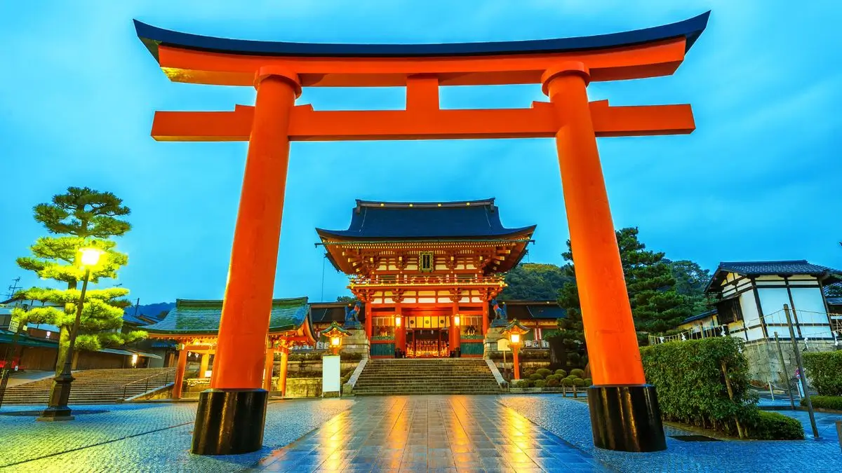 Grand torii devant un sanctuaire