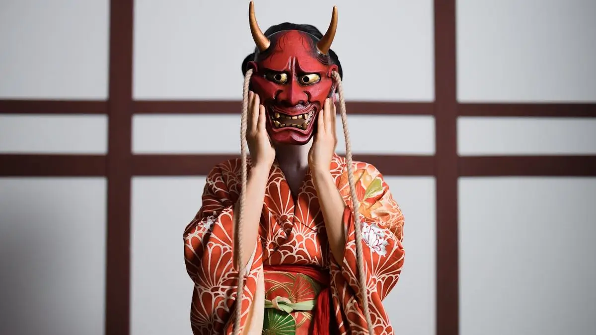 Femme tenant un masque rouge de tengu