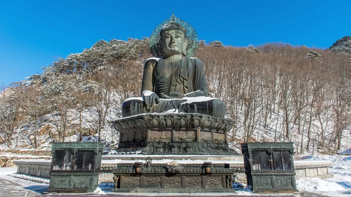 Grande statue de Bouddha dehors en hiver