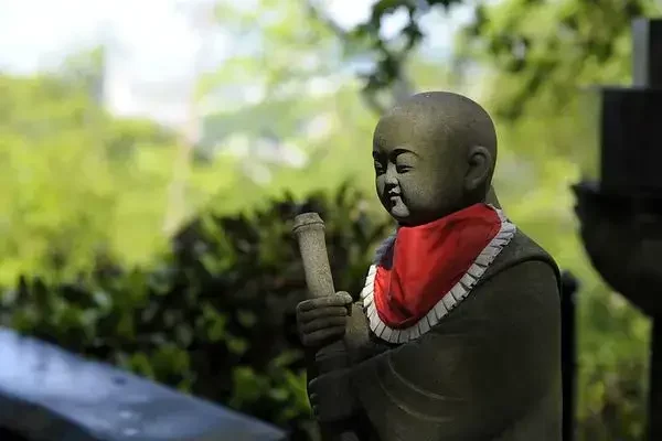 Statue de Jizo avec un bavoir rouge